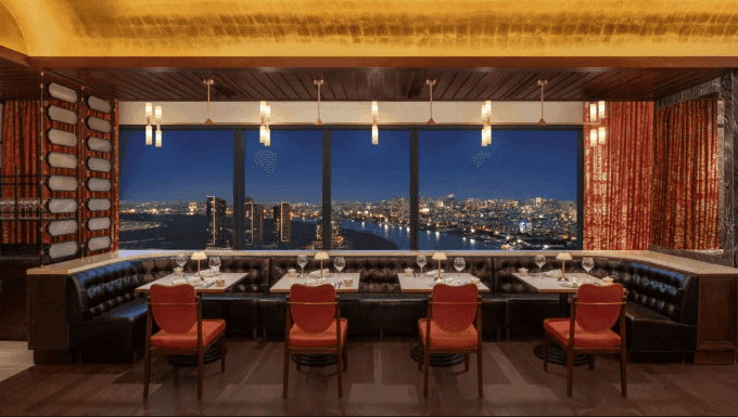 Không gian nhà hàng sang trọng với tầm nhìn ra sông Sài Gòn và thành phố về đêm, địa điểm lý tưởng để ngắm pháo hoa.