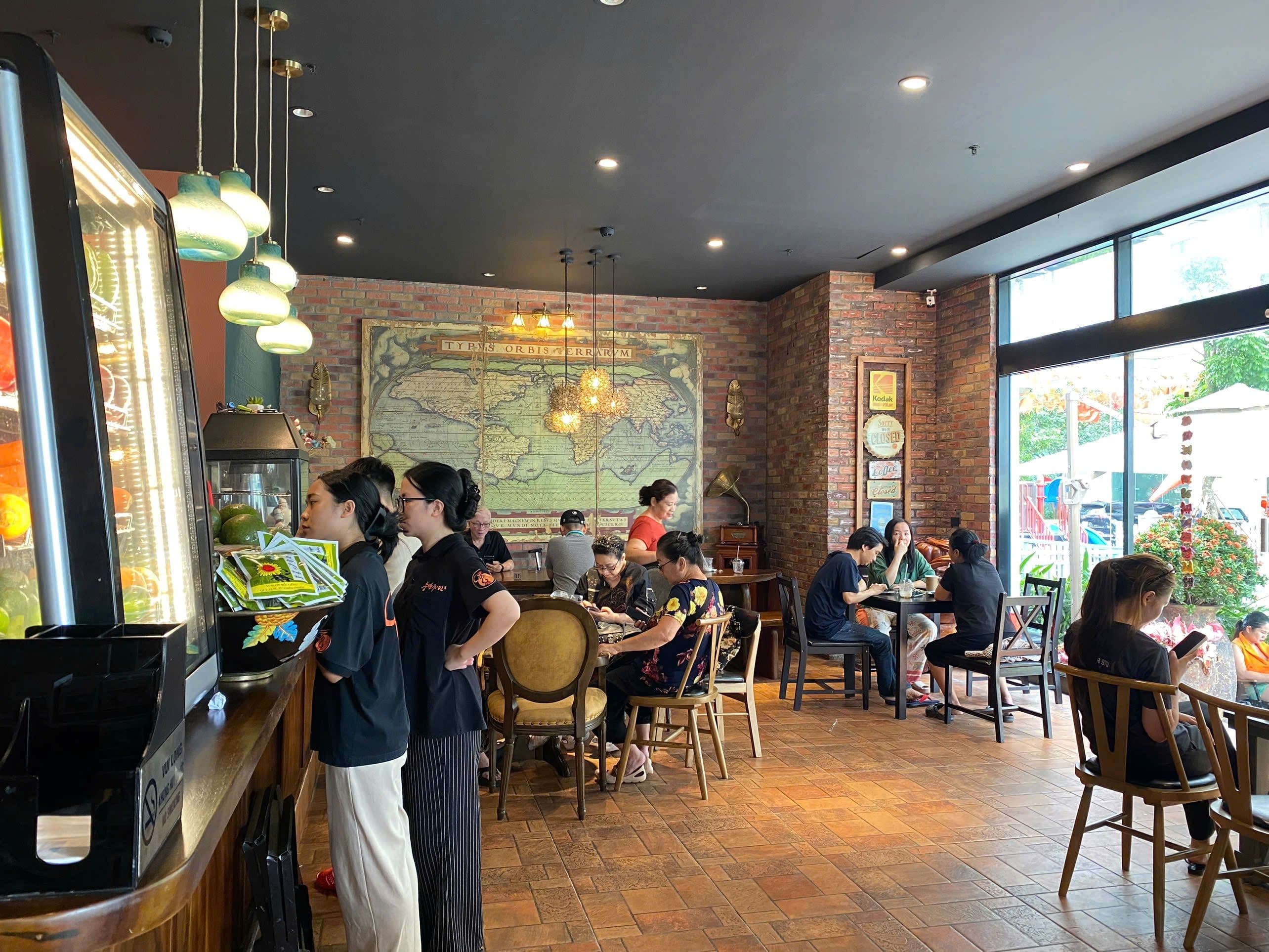 Không gian quán cà phê Times City, nơi vụ việc gây chấn động dư luận.