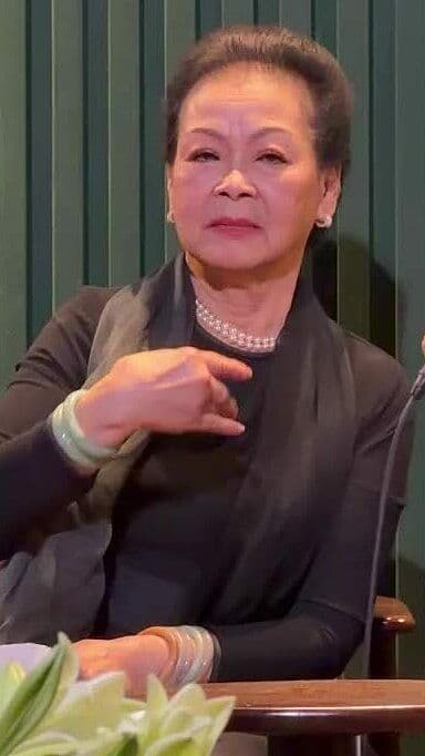 Khánh Ly trình diễn, thể hiện di sản âm nhạc của mình và Trịnh Công Sơn.