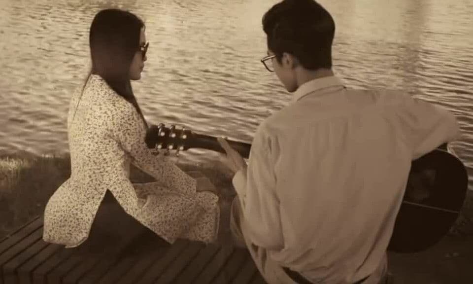 Khánh Ly và Trịnh Công Sơn bên hồ, biểu tượng cho mối duyên âm nhạc huyền thoại của họ.
