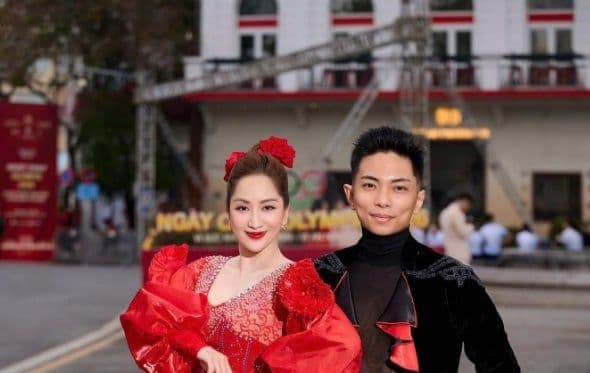 Khánh Thi và Phan Hiển trong trang phục dancesport, biểu tượng của tình yêu và sự nghiệp