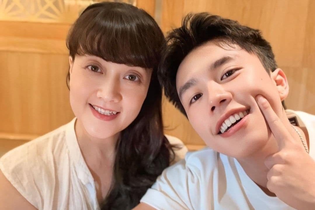 Khánh và mẹ, biểu tượng cho mối quan hệ gia đình và gánh nặng mà tình yêu tuổi học trò phải đối mặt