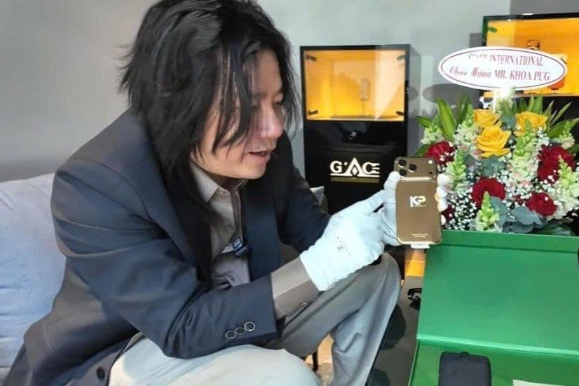 Khoa Pug khoe điện thoại iPhone mạ vàng, minh chứng cho những trải nghiệm xa xỉ và sự chịu chi