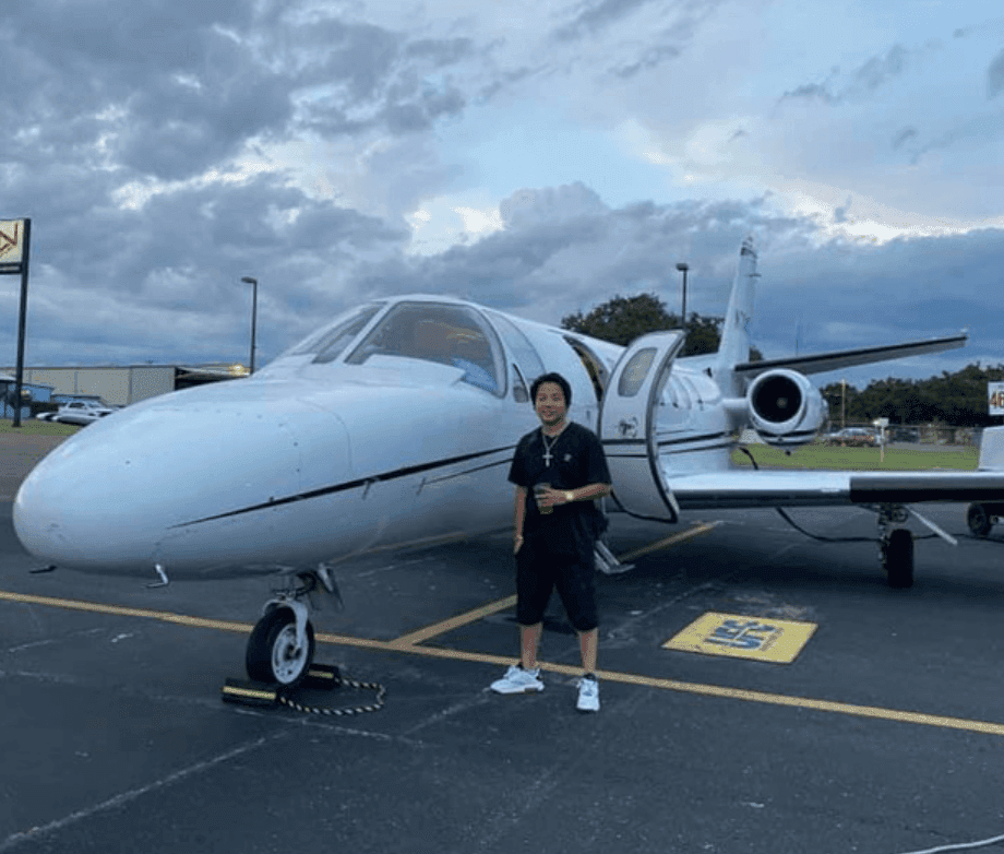 Khoa Pug đứng cạnh máy bay riêng, biểu tượng cho lối sống xa hoa và thương hiệu triệu đô