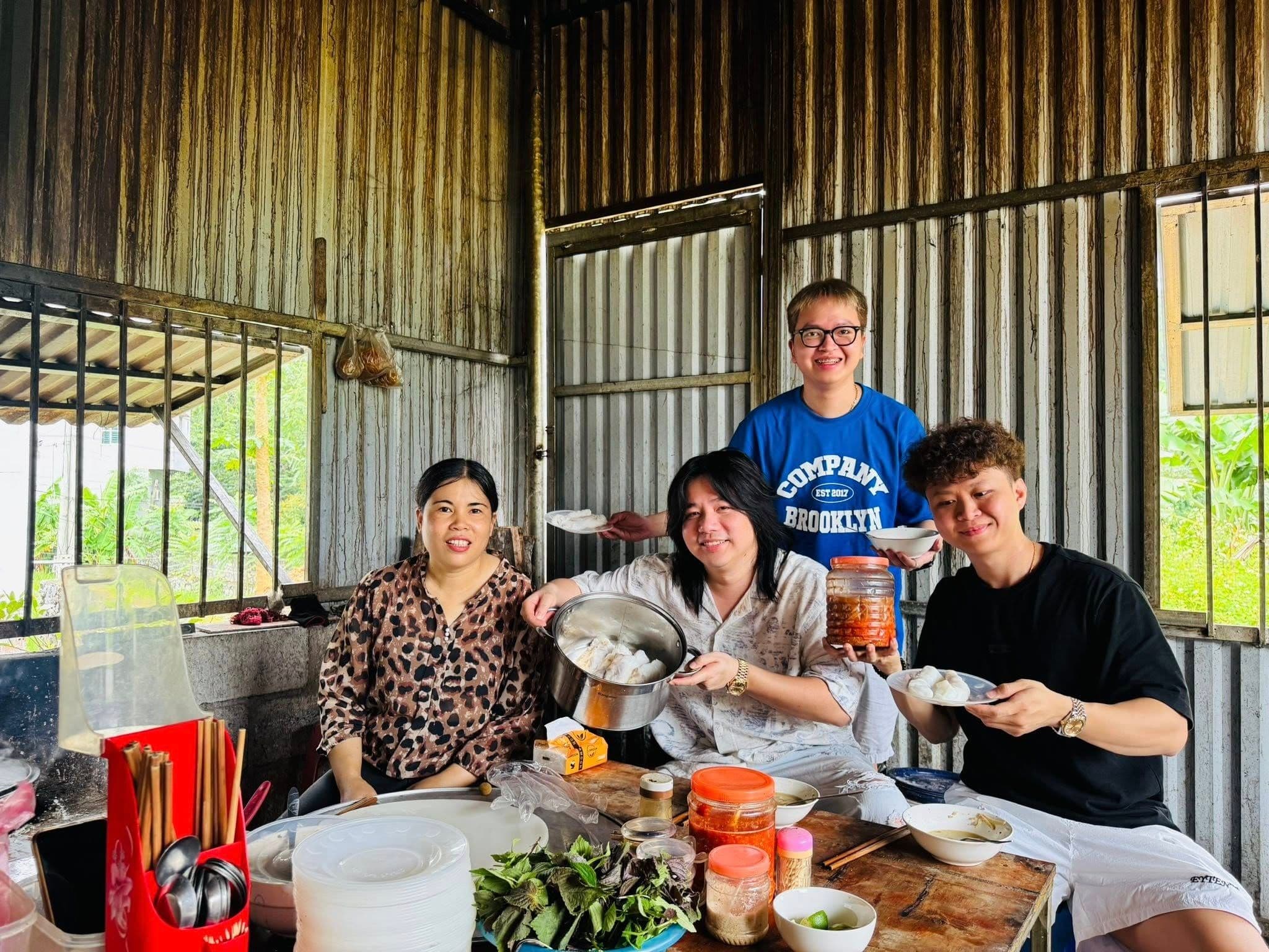 Khoa Pug và bạn bè thưởng thức ẩm thực tại một quán ăn bình dân, thể hiện sự thay đổi trong phong cách sống của anh