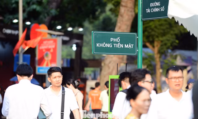 Không gian phố không tiền mặt tại lễ hội Sóng Festival 2026 ở phố đi bộ Trần Nhân Tông