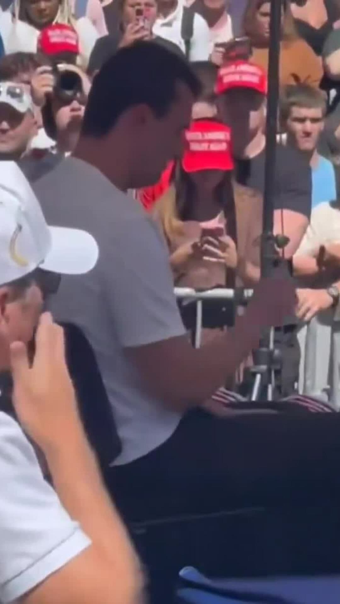 Khoảnh khắc Charlie Kirk bị bắn tại Đại học Utah Valley