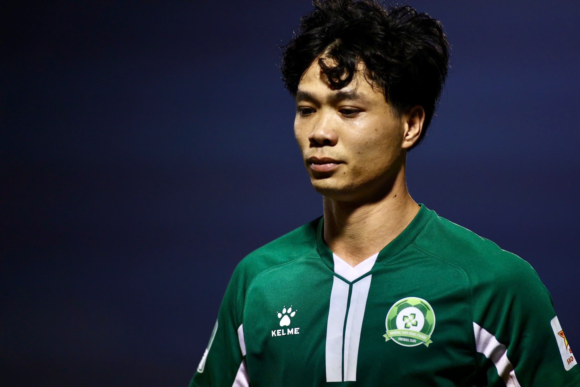 Khoảnh khắc Công Phượng sút hỏng phạt đền quyết định trong trận play-off V-League.