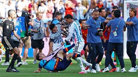 Khoảnh khắc căng thẳng giữa cầu thủ Tây Ban Nha và Argentina trên sân