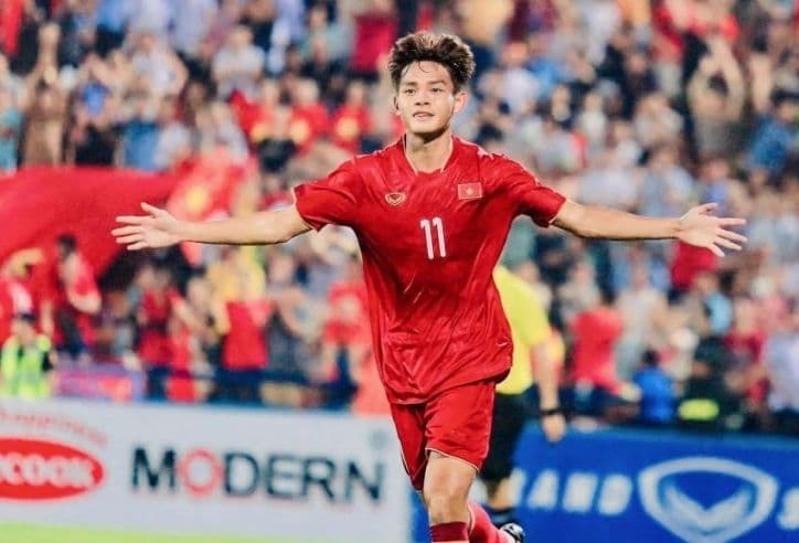 Khoảnh khắc cầu thủ ghi bàn, thể hiện vai trò cá nhân phá vỡ thế bế tắc trong trận đấu