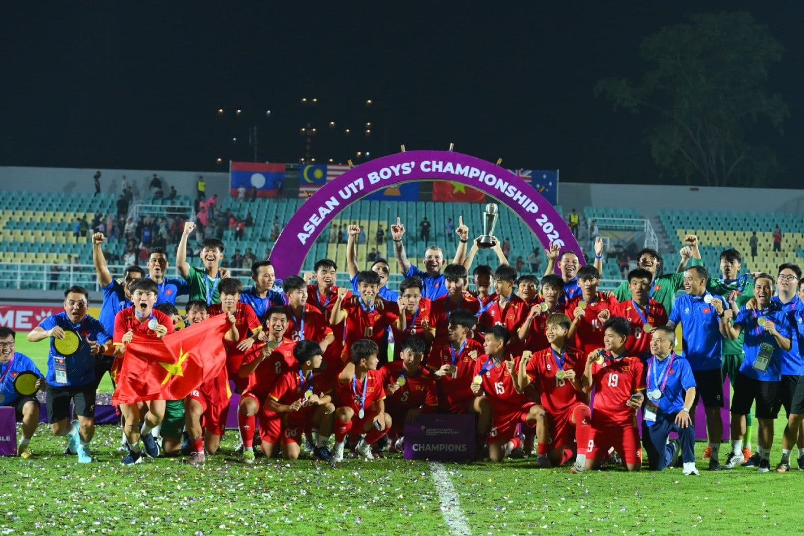 Khoảnh khắc đội U17 Việt Nam tưng bừng nâng Cúp vô địch giải U17 Đông Nam Á 2026 với pháo hoa và confetti.