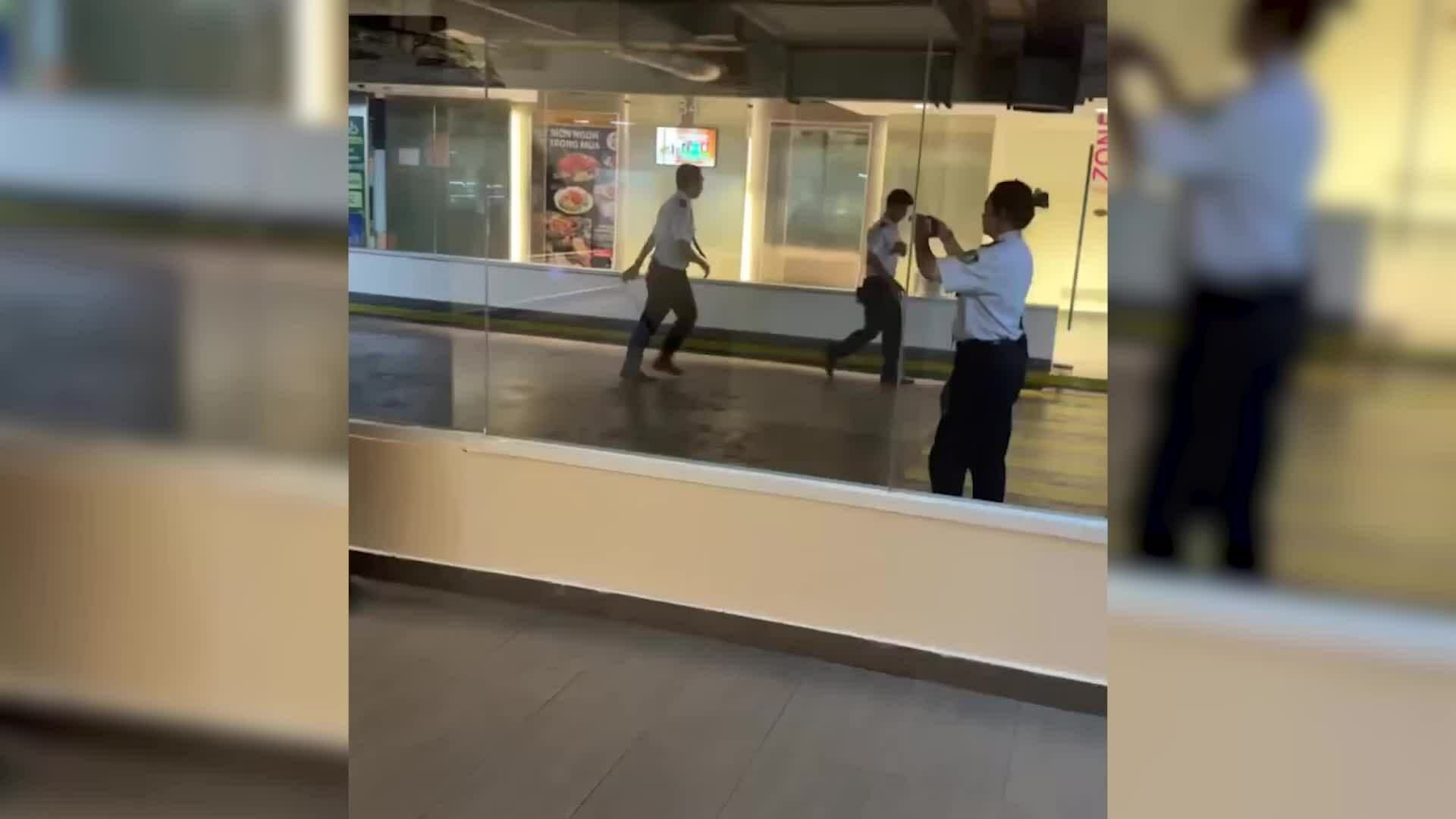 Khoảnh khắc khói và lửa bốc lên từ chiếc ô tô BMW dưới hầm B4 Saigon Centre.