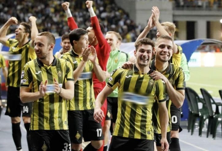 Khoảnh khắc ăn mừng chiến thắng của đội bóng, khắc ghi dấu ấn muôn đời và di sản vĩ đại của Cúp Hoàng Đế.