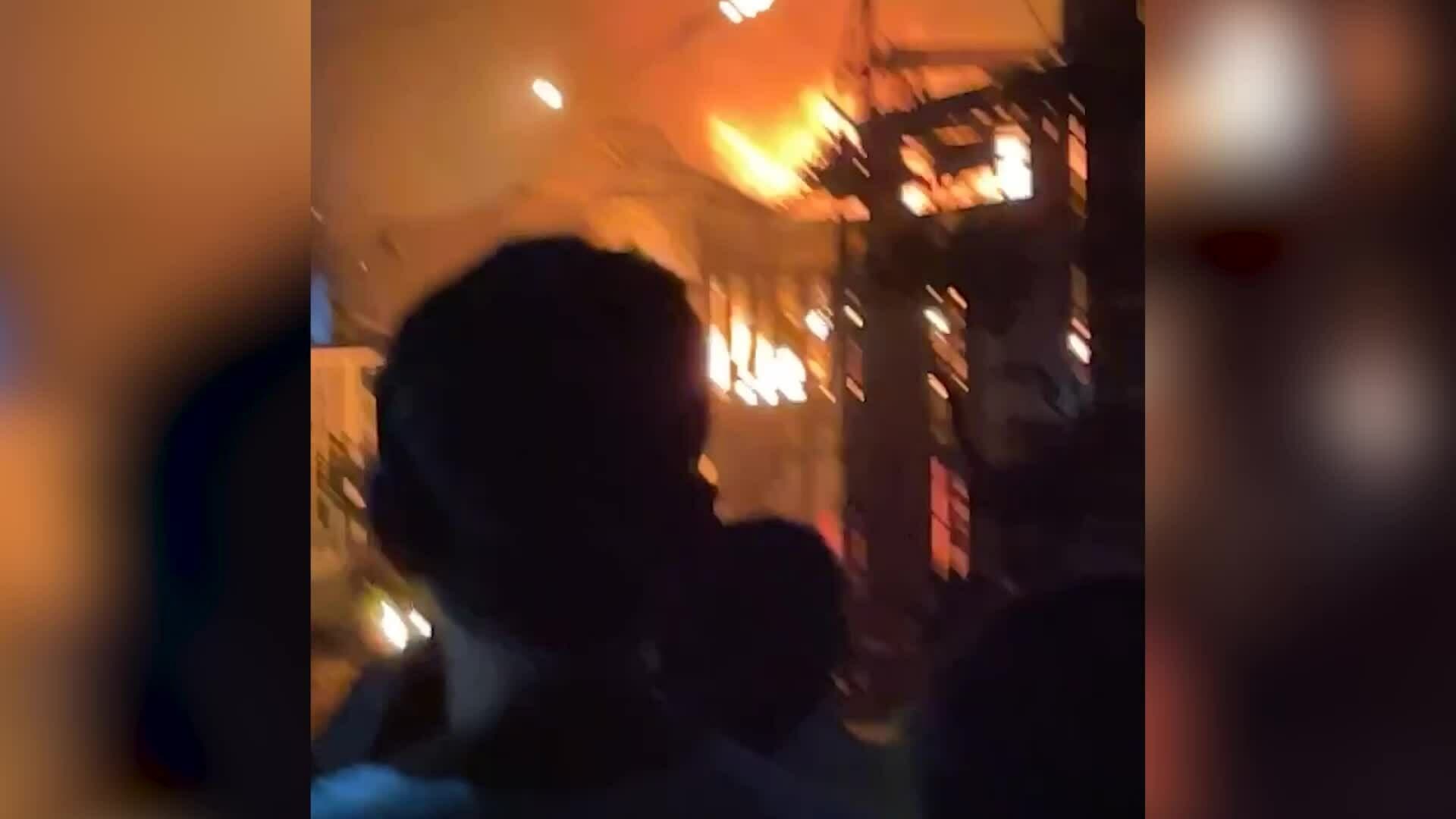 Khoảnh khắc ngọn lửa bùng phát dữ dội tại Cư xá Độc Lập, gây ra bi kịch đau lòng