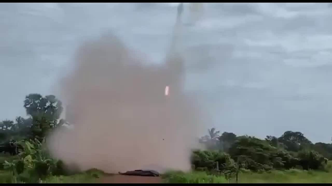 Khoảnh khắc pháo phản lực của Campuchia phóng rocket, minh họa cho sự leo thang quân sự trong xung đột biên giới với Thái Lan.