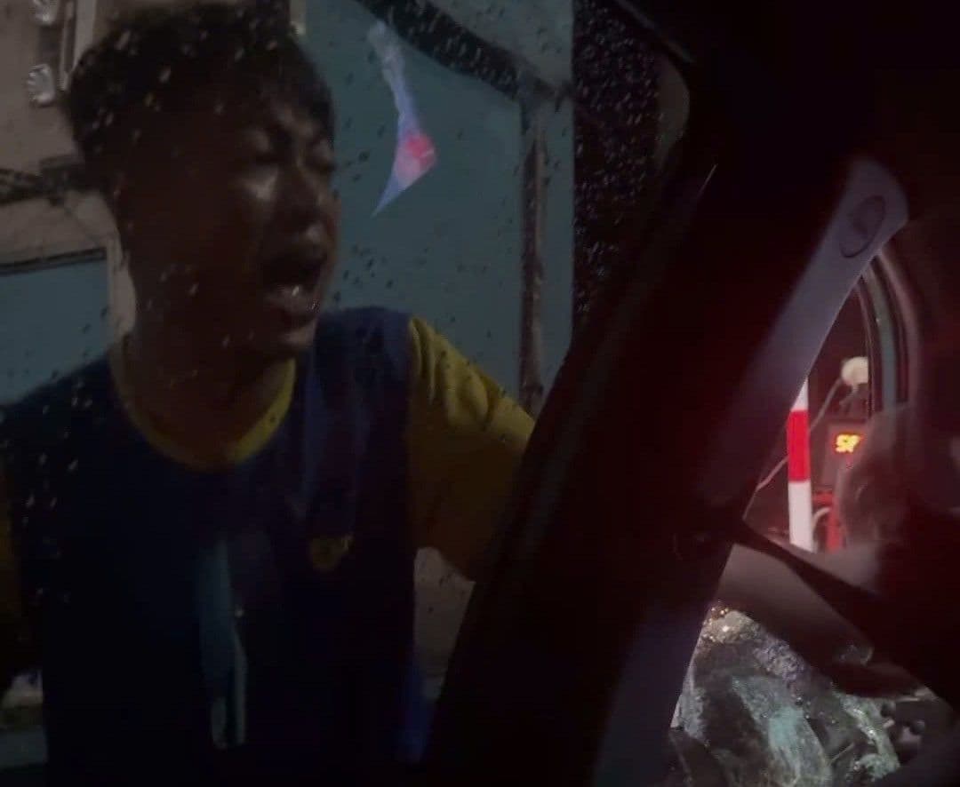 Khoảnh khắc tài xế taxi bị tấn công, kính chắn gió vỡ nát