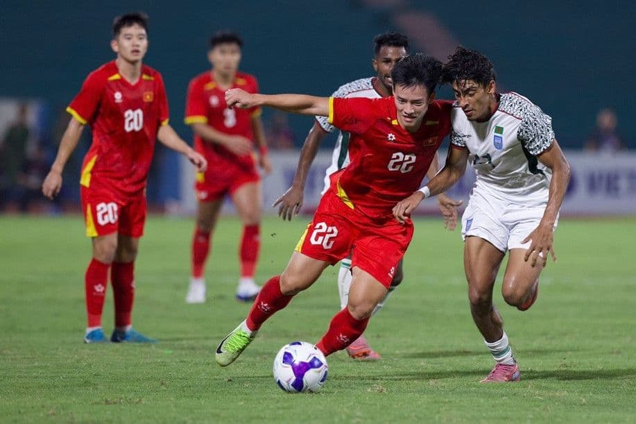 Khoảnh khắc tranh chấp bóng căng thẳng của cầu thủ U23 Việt Nam trong trận đấu