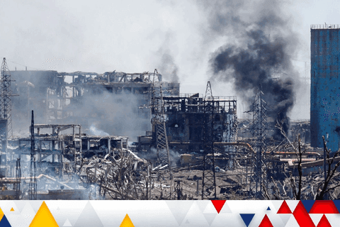 Khu công nghiệp bị phá hủy với khói bốc lên, minh họa sự khốc liệt của cuộc chiến tiêu hao và lằn ranh sinh tử.