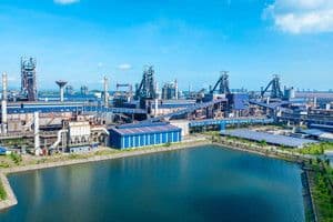 Khu công nghiệp lớn với hồ nước, biểu tượng cho tiềm năng phát triển kinh tế từ tài nguyên và công nghiệp.