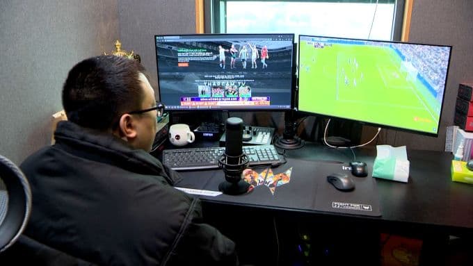 Khu làm việc của bình luận viên Xôi Lạc TV với nhiều màn hình chiếu bóng đá, thể hiện sự tiện lợi và sức hút ban đầu của dịch vụ.