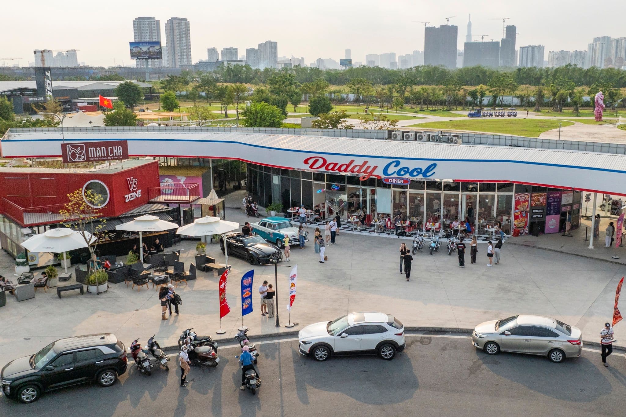 Khu phức hợp thương mại hiện đại, minh họa sự thay đổi trong không gian làm việc và lợi ích kinh tế của làm việc từ xa.