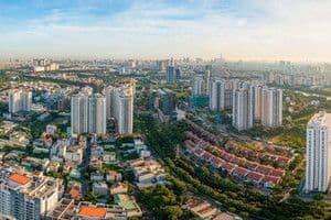 Khu đô thị đông đúc với nhiều tòa nhà dân cư, đặt ra thách thức về việc tích hợp đường sắt cao tốc hài hòa với quy hoạch đô thị và cuộc sống cộng đồng.