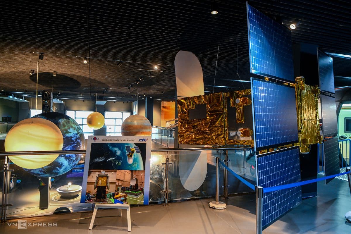 Khu trưng bày các mô hình vệ tinh và hành tinh tại Bảo tàng Vũ trụ Việt Nam, thể hiện thành tựu công nghệ vũ trụ