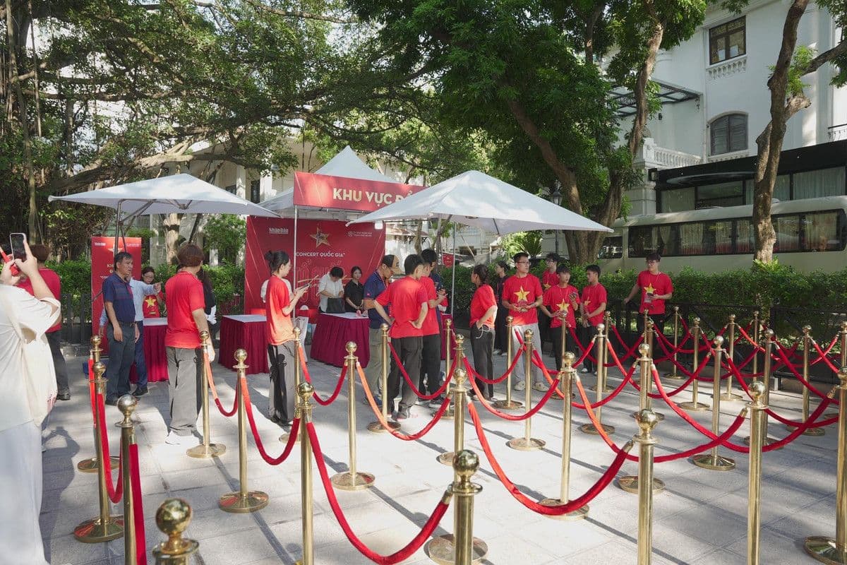 Khu vực đổi vé đêm nhạc 'Tổ Quốc Trong Tim' với hàng rào và nhân viên chuẩn bị đón khách.