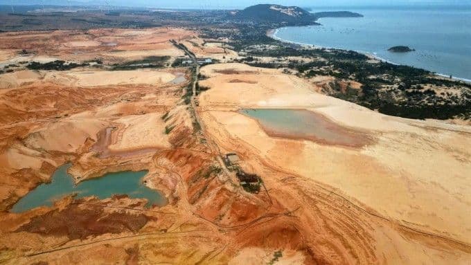 Khu vực khai thác mỏ titan, biểu tượng cho ngành khoáng sản Việt Nam nơi xảy ra nhiều sai phạm và hoạt động mờ ám, liên quan đến vụ án Rạng Đông và các tập đoàn khác.