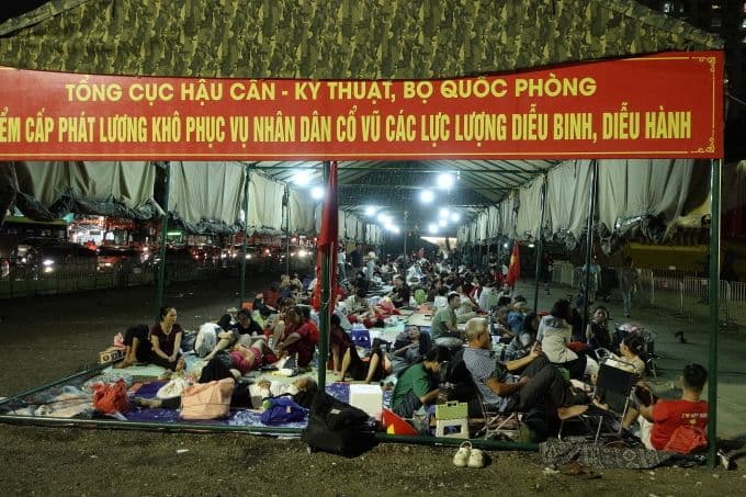 Khu vực nhà bạt trên đường Nguyễn Thái Học nơi người dân nghỉ ngơi qua đêm, thể hiện sự chuẩn bị chu đáo cho Đại lễ.