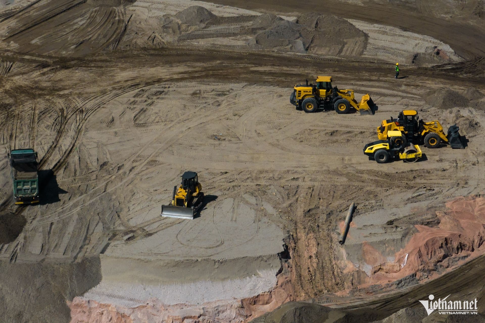 Khu vực rộng lớn được giải phóng mặt bằng, chuẩn bị cho việc xây dựng sân bay Gia Bình với 4 đường cất hạ cánh theo chuẩn quốc tế và khát vọng 'xanh'.