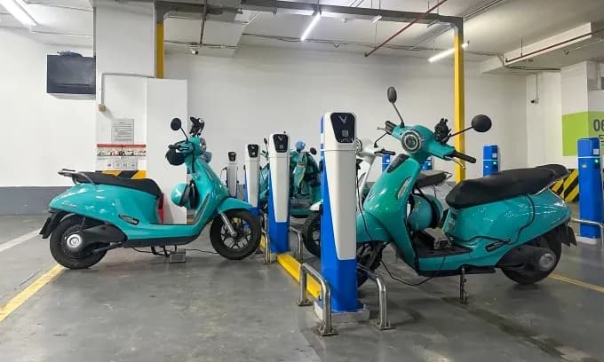 Khu vực sạc pin cho xe máy điện trong hầm gửi xe, minh họa quy định mới về an toàn cháy nổ cho xe điện.