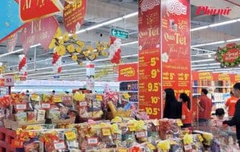 Khu vực siêu thị bày bán giỏ quà Tết, thể hiện sự sôi động và thương mại hóa của thị trường mùa xuân