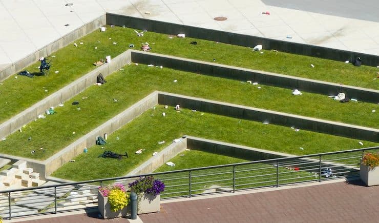 Khu vực sân khấu ngoài trời tại Đại học Utah Valley sau vụ nổ súng, với rác và đồ đạc vương vãi trên bãi cỏ.