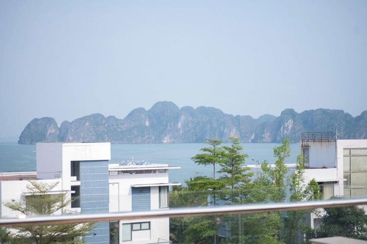 Khung cảnh biển và núi non hùng vĩ nhìn từ biệt thự triệu đô của NSƯT Tân Nhàn tại Tuần Châu, Quảng Ninh.