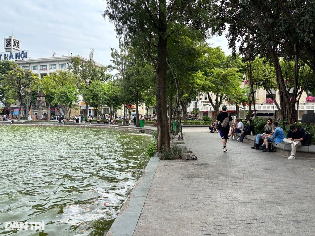 Khung cảnh bình yên của Hồ Gươm với người dân dạo bước và ngồi nghỉ