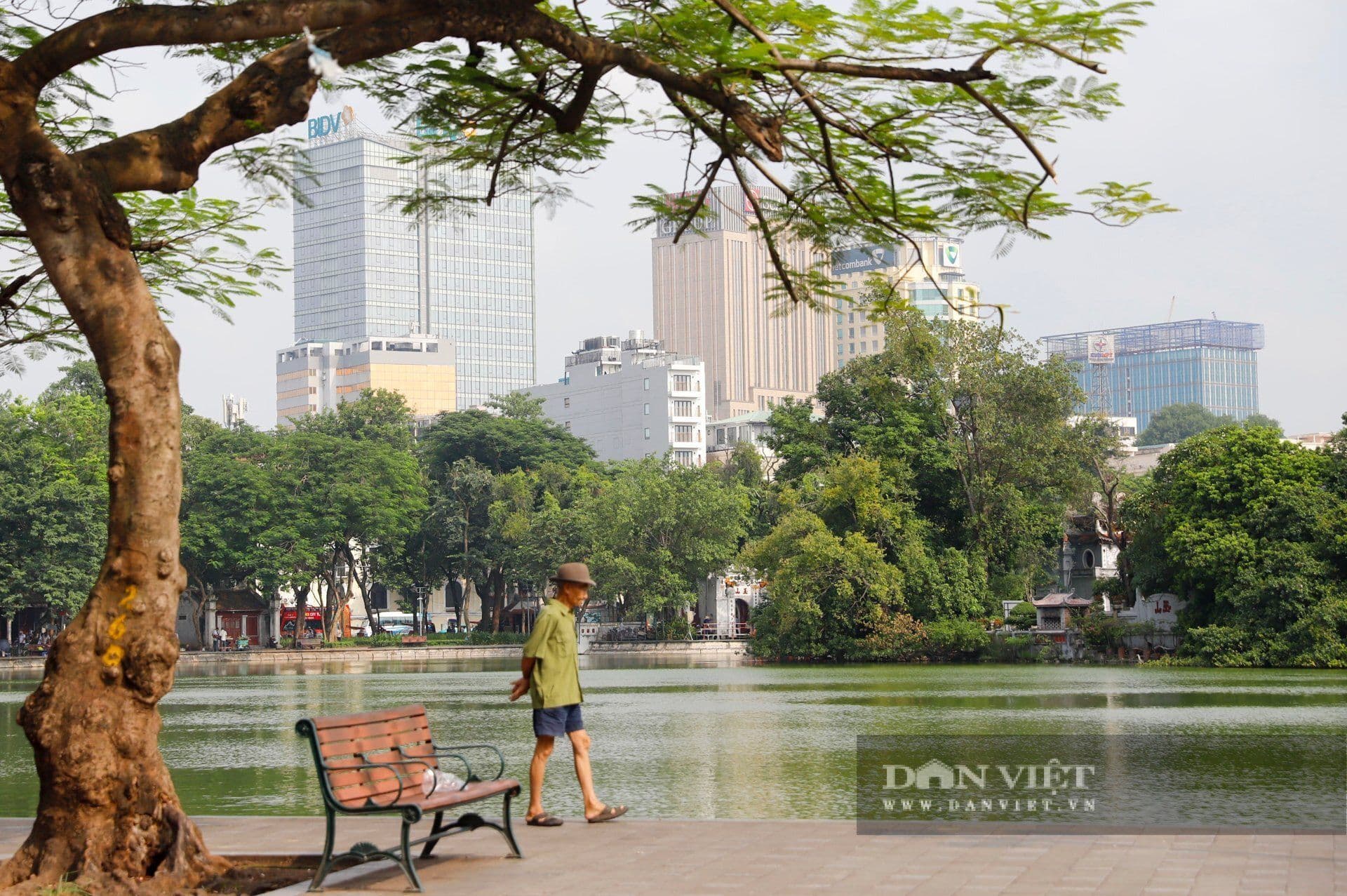 Khung cảnh Hồ Gươm với các tòa nhà hiện đại phía xa, thể hiện sự chuyển mình của khu vực phía Đông.