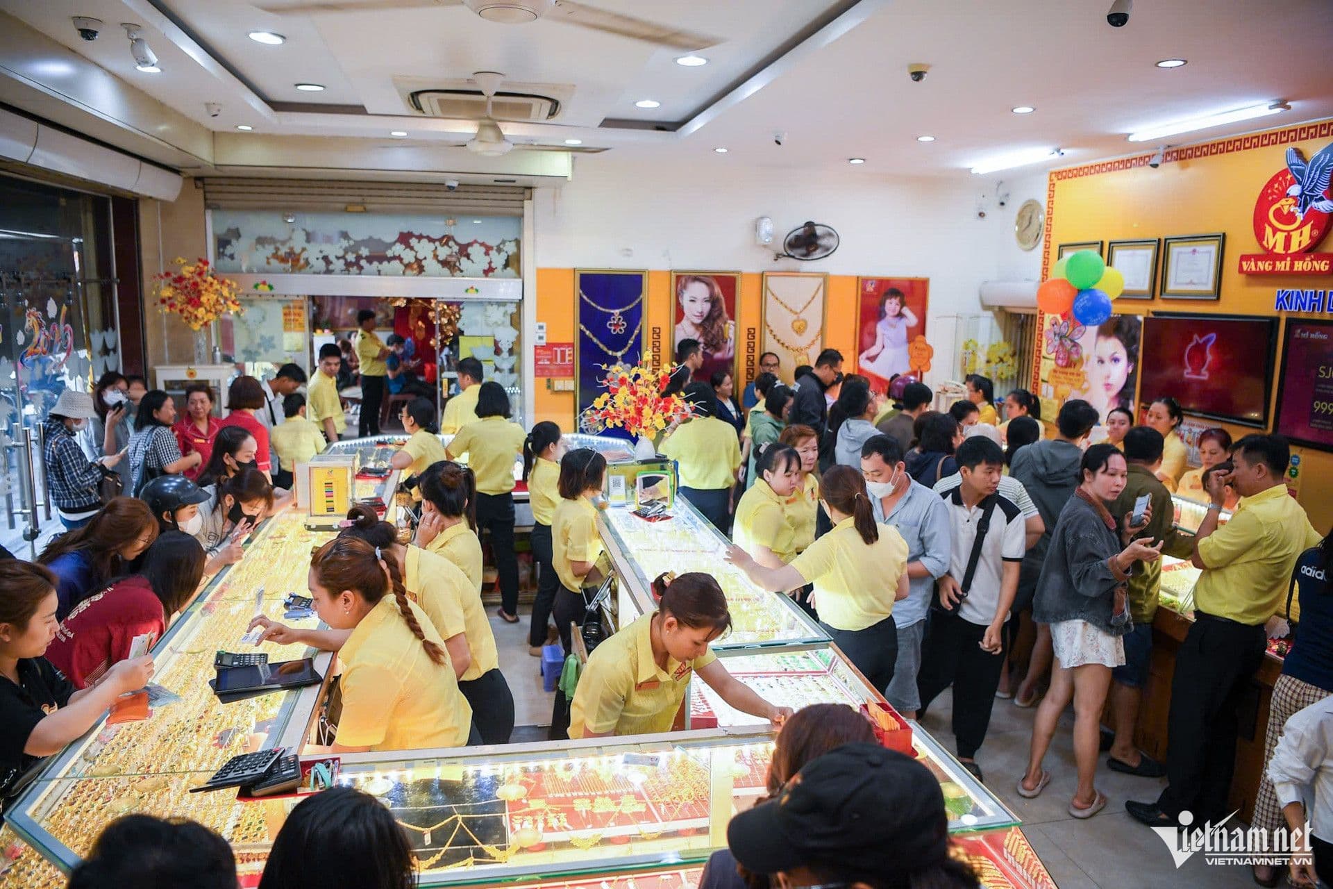 Khung cảnh đông đúc bên trong một cửa hàng vàng, nơi người dân chen chúc mua sắm trong ngày Vía Thần Tài.