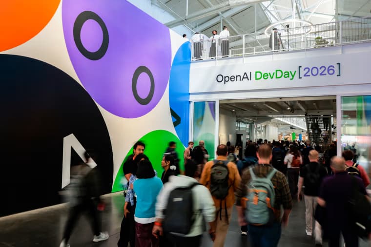Khung cảnh đông đúc tại hội nghị OpenAI DevDay, nơi các ý tưởng về AI tự trị được giới thiệu và tranh luận.
