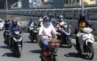 Khung cảnh đường phố TP.HCM vào một ngày nắng ráo trước khi có thể đón cơn mưa chiều.