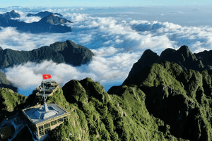 Khung cảnh núi non hùng vĩ với công trình kiến trúc trên đỉnh, thể hiện sự kết hợp giữa du lịch giải trí và giá trị văn hóa, tâm linh tại các điểm đến như Đại Nam.