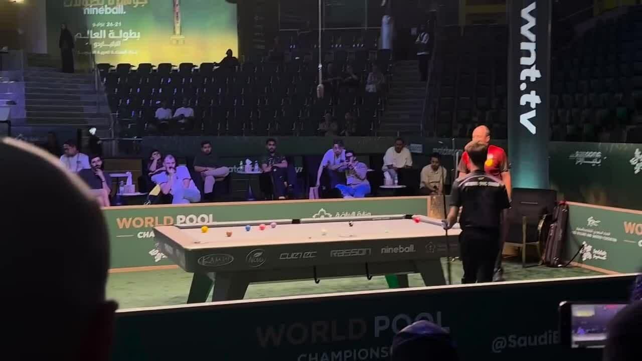 Khung cảnh rộng lớn của giải vô địch 9 bi thế giới tại Jeddah với bàn bi-a và khán giả