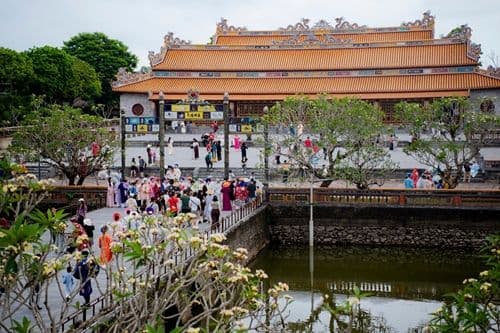 Khung cảnh sôi động tại một sự kiện trong chuỗi Lễ hội mùa Hạ - Festival Huế 2026, thể hiện sự kết hợp giữa di sản cổ kính và hơi thở hiện đại.