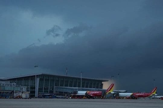 Khung cảnh sân bay Đà Nẵng dưới bầu trời u ám, thể hiện thách thức cho hoạt động bay.