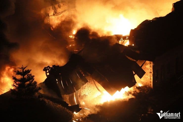 Khung cảnh tan hoang của nhà xưởng sau vụ cháy Trương Định, cho thấy mức độ tàn phá của ngọn lửa.