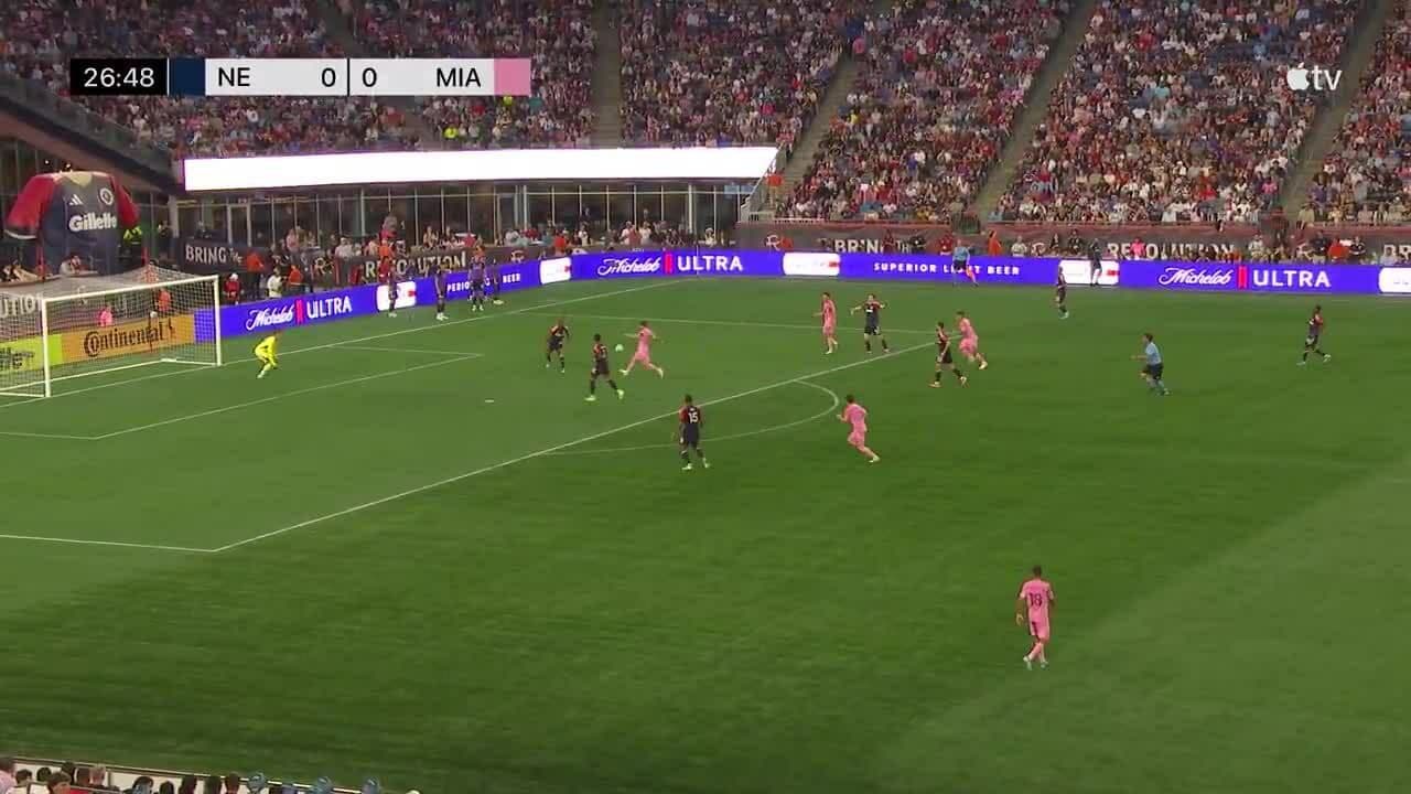 Khung cảnh trận đấu giữa Inter Miami và New England Revolution, thể hiện không khí cạnh tranh trên sân cỏ.