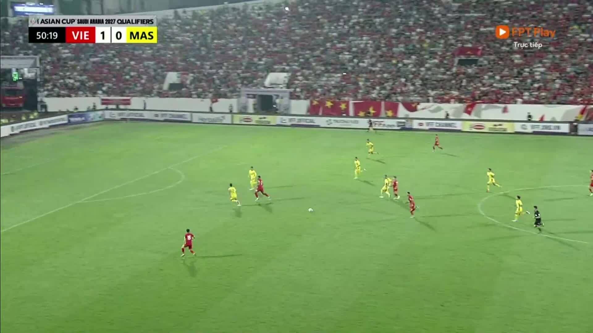 Khung cảnh trận đấu giữa Việt Nam và Malaysia, thể hiện không khí thi đấu quốc tế và tham vọng FIFA của bóng đá Việt Nam.