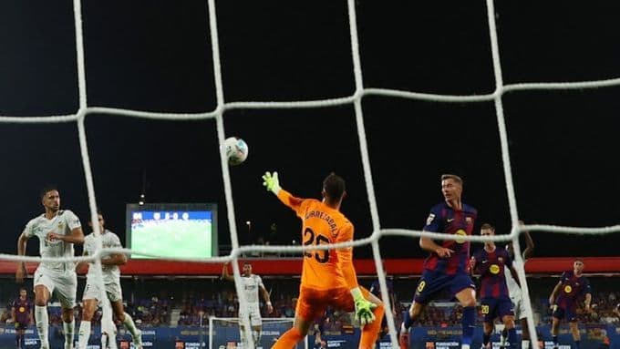 Khung thành Valencia bị áp đảo bởi những pha tấn công dồn dập của Barcelona.