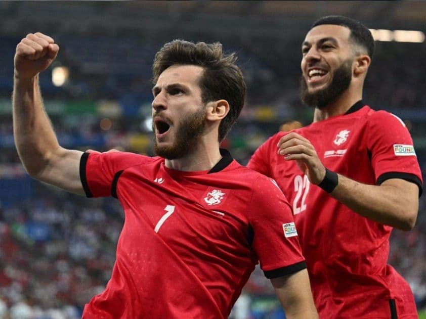 Khvicha Kvaratskhelia và Georges Mikautadze, những ngôi sao của Georgia, trong trận đấu quyết định với Bulgaria để nuôi dưỡng giấc mơ World Cup.