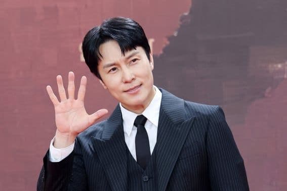 Kim Dong Wan của Shinhwa, người đã tham khảo ý kiến AI trước khi đăng bài, minh họa cho xu hướng tạo hình ảnh hoàn hảo trên mạng xã hội.